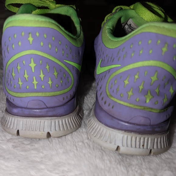 Women Nike sneakers ... Purple and line green ...size 7 - Picture 3 of 4
